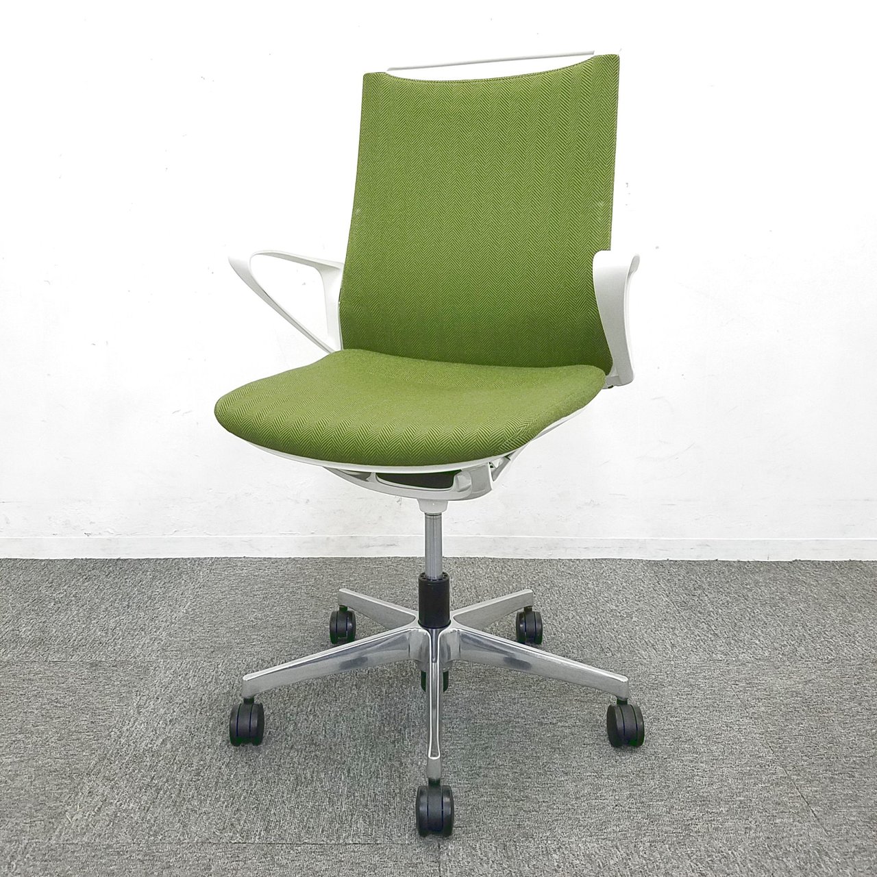 【2脚入荷】現行モデル！オカムラのmode！優しく包む座り心地！中古　高級チェア　オフィスチェア　OAチェア　オカムラ　テレワーク　在宅ワーク
                        モード（アルミ脚） 
                                    中古
            