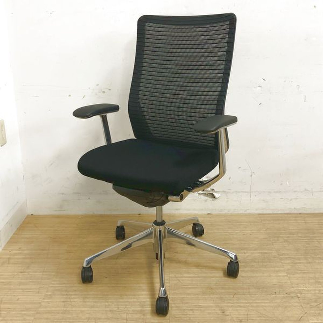 【30000円台で高級チェアをお探しの方に！】
オカムラ/コーラル/ブラック/ボディカラー：ブラック)/フレーム：ポリッシュ)
【快適なメッシュ背面】
                        コーラル 
                                    中古
            