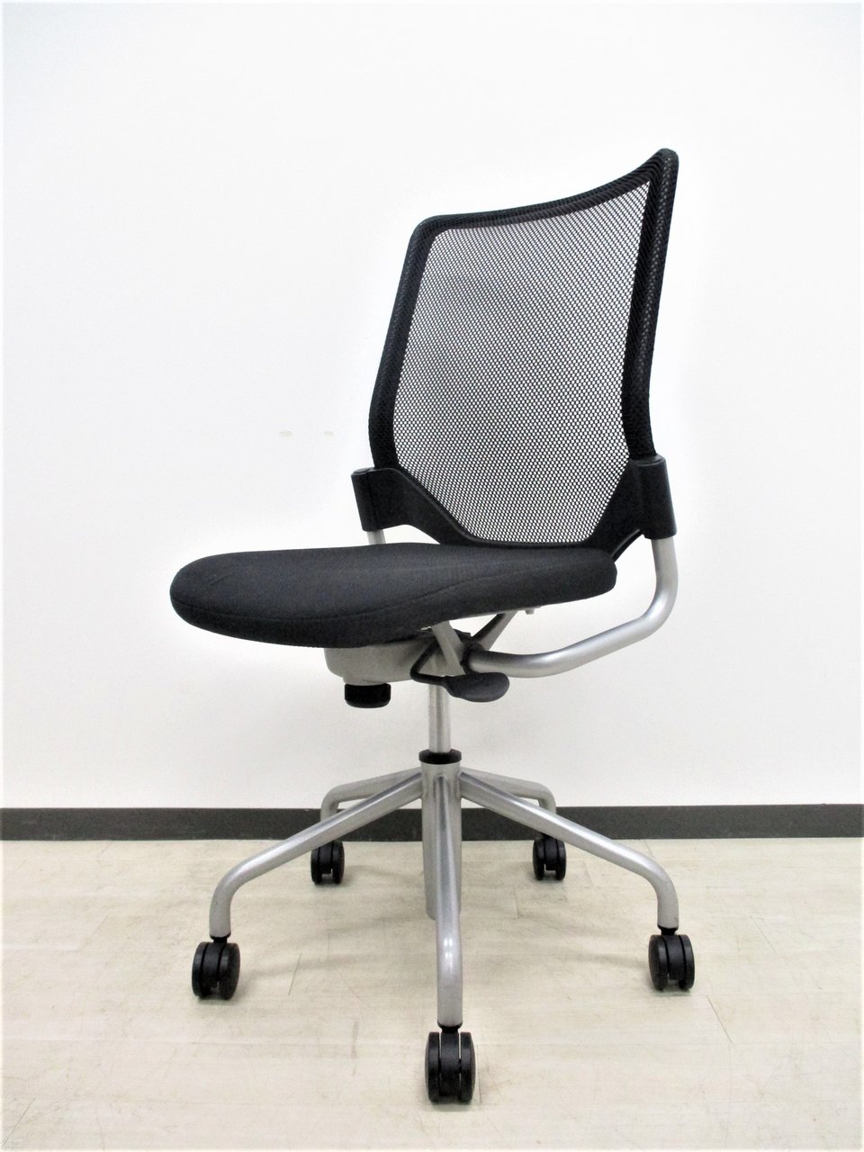 【なんだか可愛らしいデザインのミーティングチェアです】
オカムラ/エアリ/ブラック
【厚めのクッションが心地良い！】
                        エアリ 
                                    中古
            