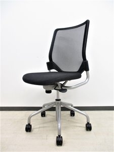 【なんだか可愛らしいデザインのミーティングチェアです】
オカムラ/エアリ/ブラック
【厚めのクッションが心地良い！】