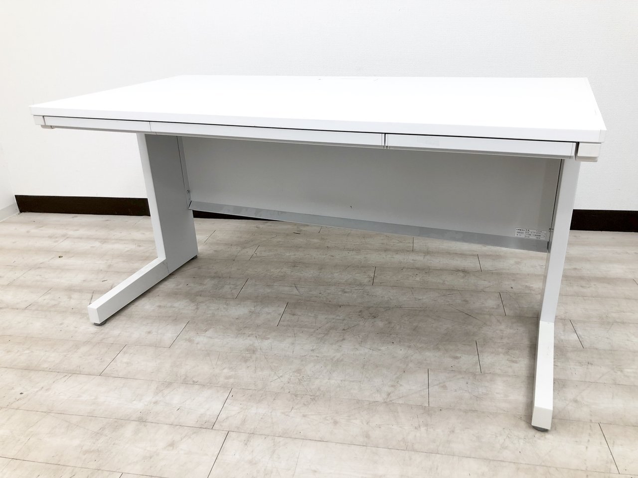 【幅広サイズで快適なデスクワークを！】■ウチダ　平デスク　W1400mm　■ホワイトカラーで清潔感のあるイメージに！
                        スカエナ デスク 
                                    中古
            