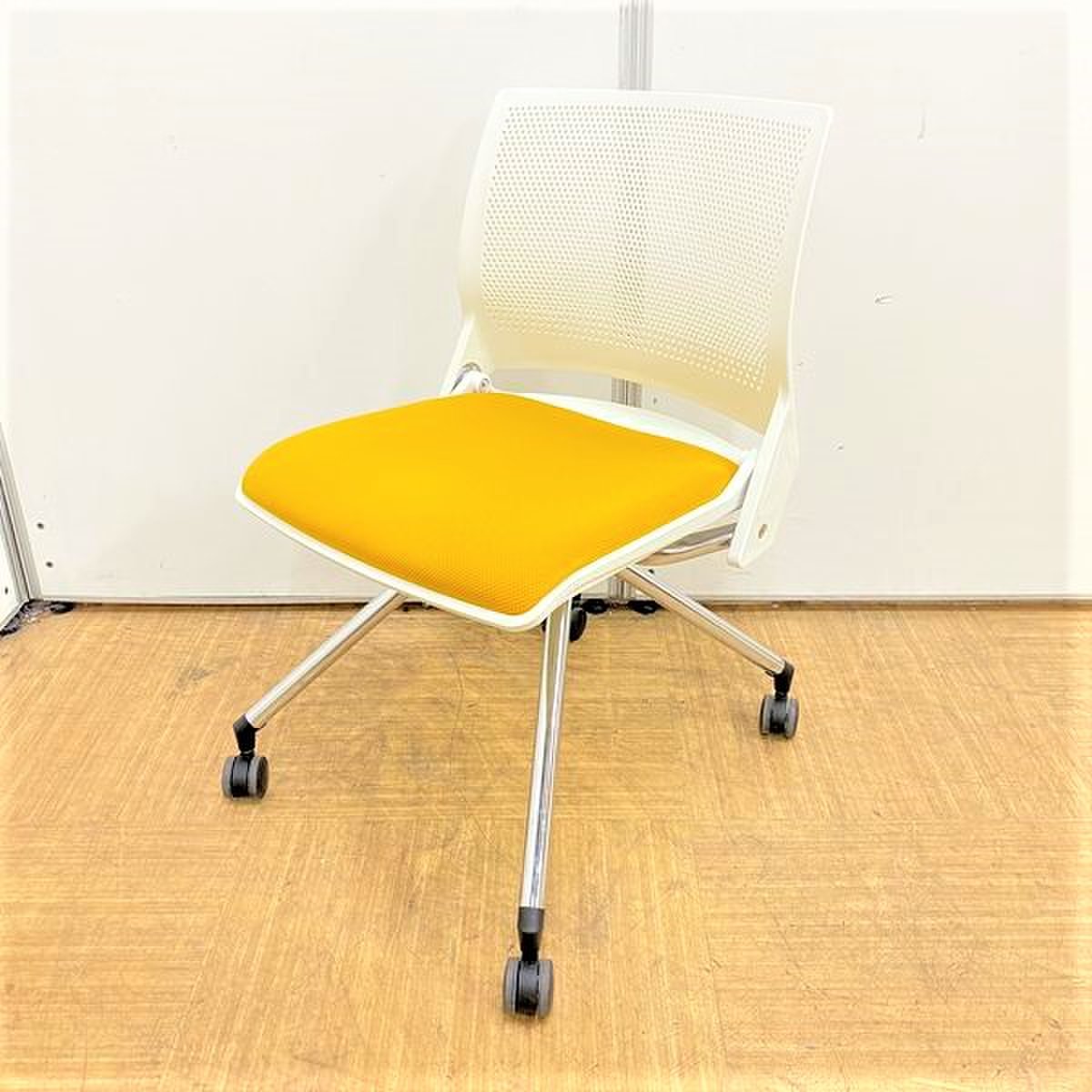 【大ロット】【ローコストチェア】【イエローカラーでオフィスを明るく！】【オカムラ/クリール】
                        クリール 
                                    中古
            