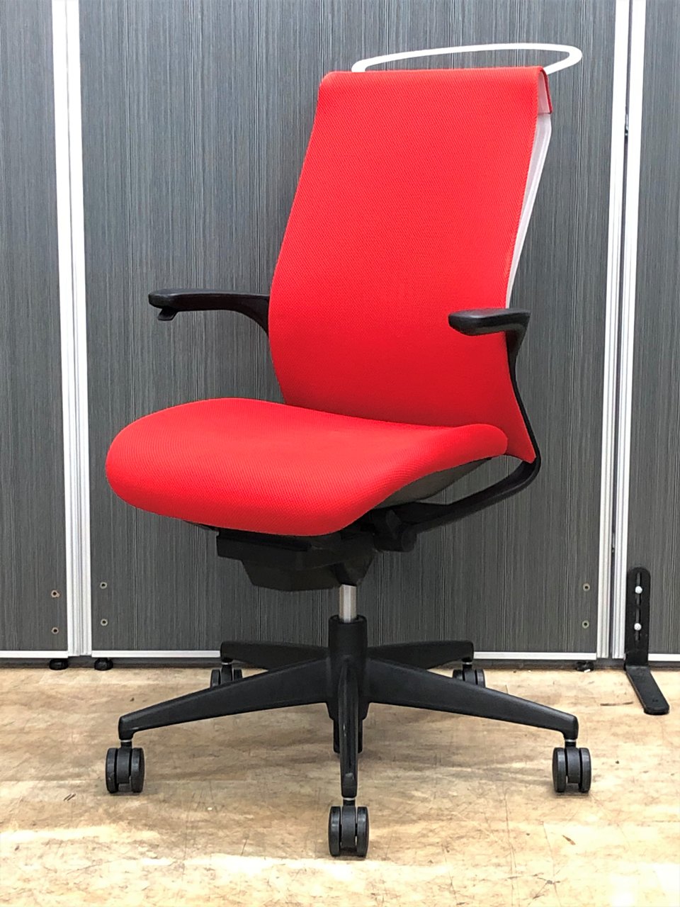 【2脚入荷】ミニマリスト必見！シンプルスタイルなオフィスチェア【中古】【オフィス家具】【東京】【大阪】【愛知】【岐阜】【長野】【滋賀】
                        エムフォー（樹脂脚） 
                                    中古
            