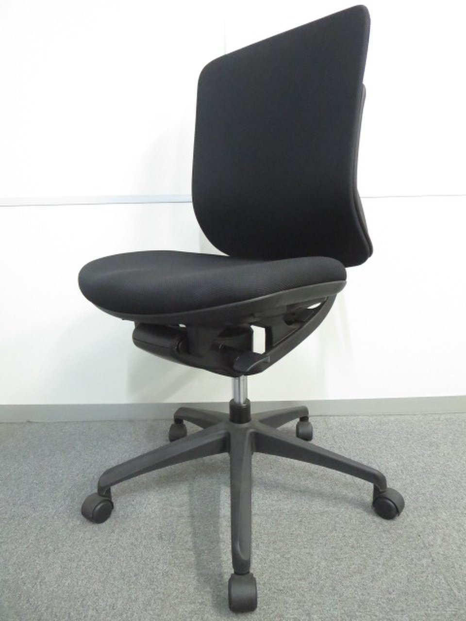 自然で腰に負担がかからないチェア【ブラック】
                        イエラ 
                                    中古
            