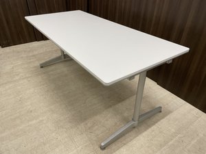ホワイトのきれいなミーティングテーブル！幅150cmの使いやすいサイズ