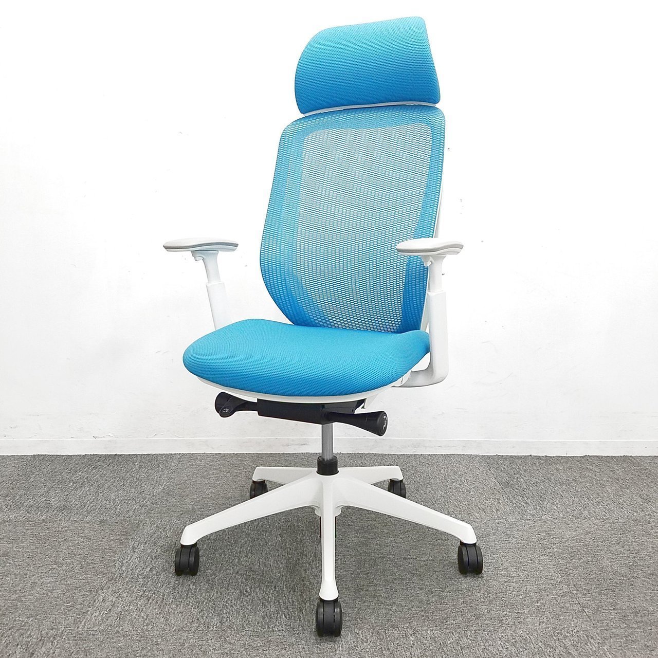 オカムラ製　シルフィー　ブルー色　ヘッドレスト　 在宅ワーク　ホワイトシェル　明るい　おすすめ　肘付き　ハイバック仕様！！※ヘッドレスは、新品のため取り寄せになります。
                        シルフィー（メッシュ） 
                                    中古
            