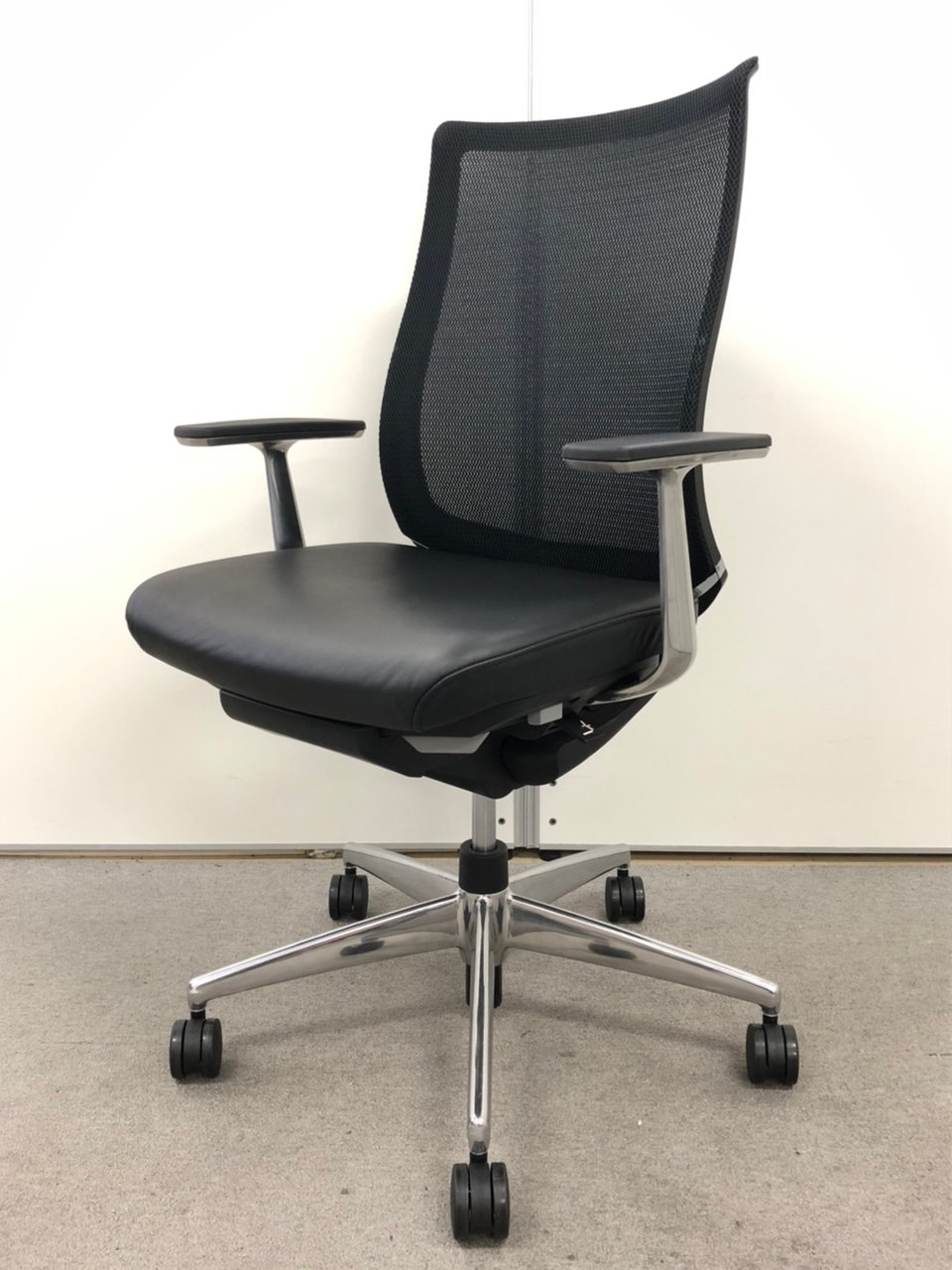【コクヨ製高級チェア】座り心地、機能性一級品！
【超レアな座面革張り仕様です！】
                        ベゼル（アルミポリッシュ脚） 
                                    中古
            