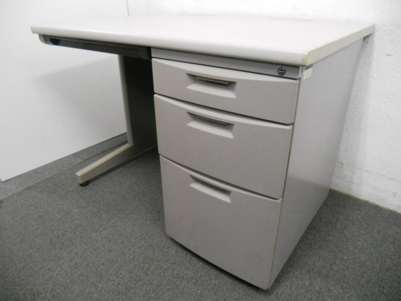 【6台入荷】 イトーキ ITOKI 片袖机 幅1100㎜ ニューグレー 収納 引き出し付き【中古品】【新大阪】【北区】【淀川区】【北摂】【起業】
                        CZ 
                                    中古
            