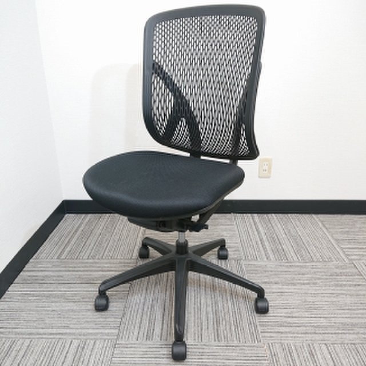 【18脚入荷！！】イナバ製　イエラチェア　ブラック　【肘無しハイバック】【背面メッシュ】
                        イエラ 
                                    中古
            