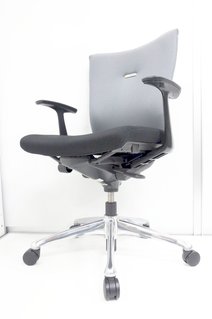 S字背もたれがついた電車の座席のような座り心地