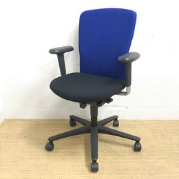 厚めのクッションで安定感のある座り心地！可動肘で腕の疲れも軽減します！