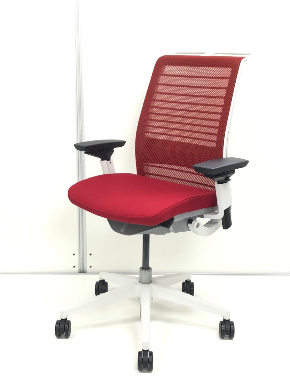 【シンクチェアの新型モデル入荷！】
長時間座っている人のために開発されたシリーズです！
■アジャスタブルアーム搭載/Steelcase(スチールケース)　
                        シンクチェア（2015年以降モデル） 
                                    中古
            