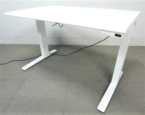 同じ体勢での長時間作業による体への負担を軽減！気分転換にも最適！電動式で楽に調節できます！