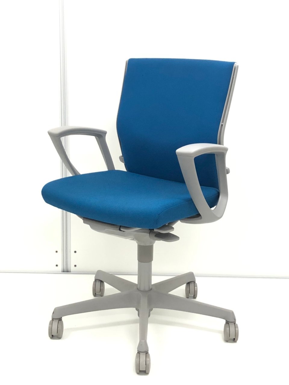 【法人様人気の高い、万人受けの定番チェア！】
痒い所に手が届く多機能タイプ！
■オカムラ/エスクードシリーズ
                        エスクード（クッション） 
                                    中古
            