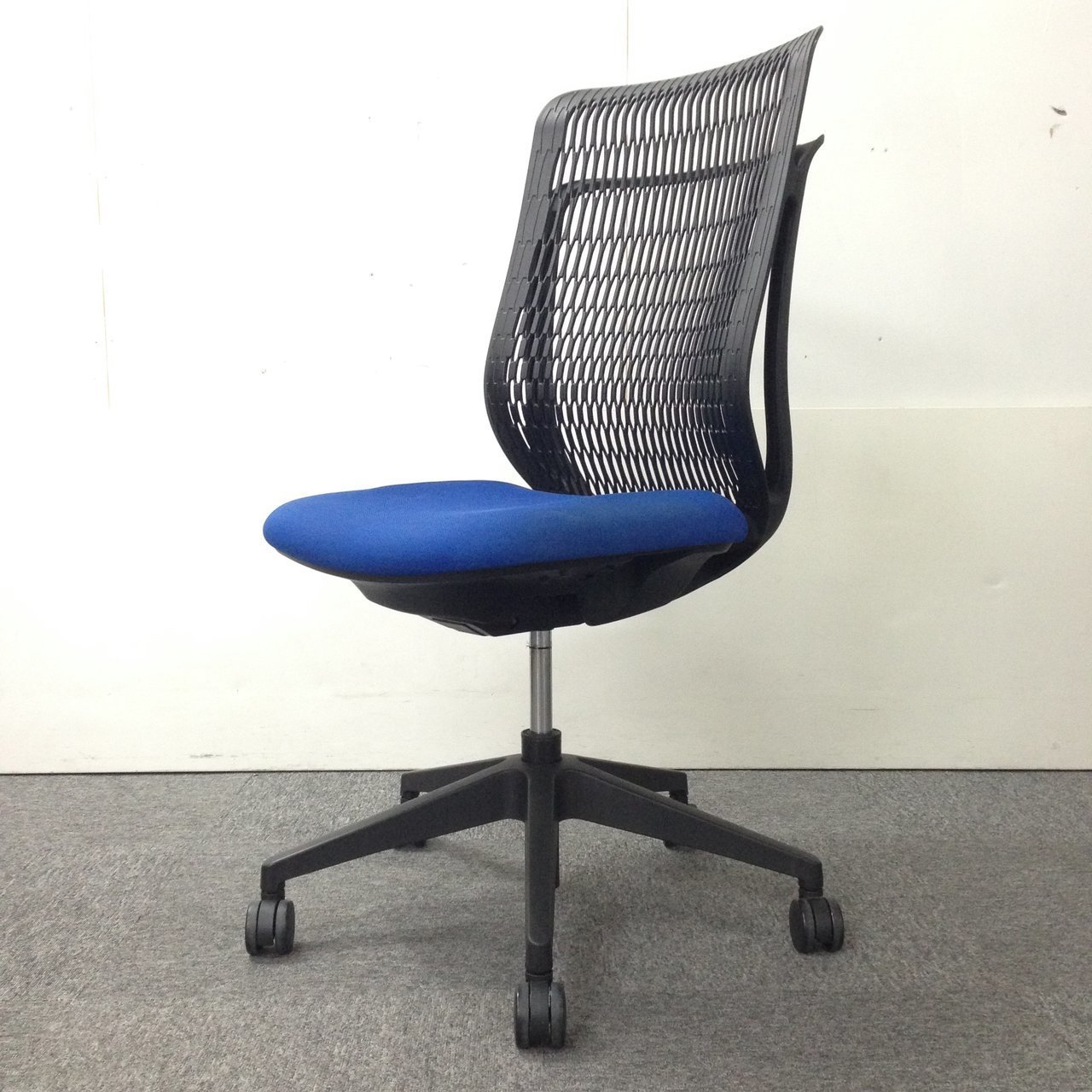 内田洋行 UCHIDA エージェイ AJチェア ブルー×ブラック オフィスの定番カラー ハイバック 樹脂製背面 【中古品】【新大阪】【北区】【淀川区】【北摂】【起業】
                        AJ（エージェイ） 
                                    中古
            