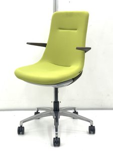 デザインに特化したチェアです。座り心地がよいとか、そういったのを全て超越したチェアです。