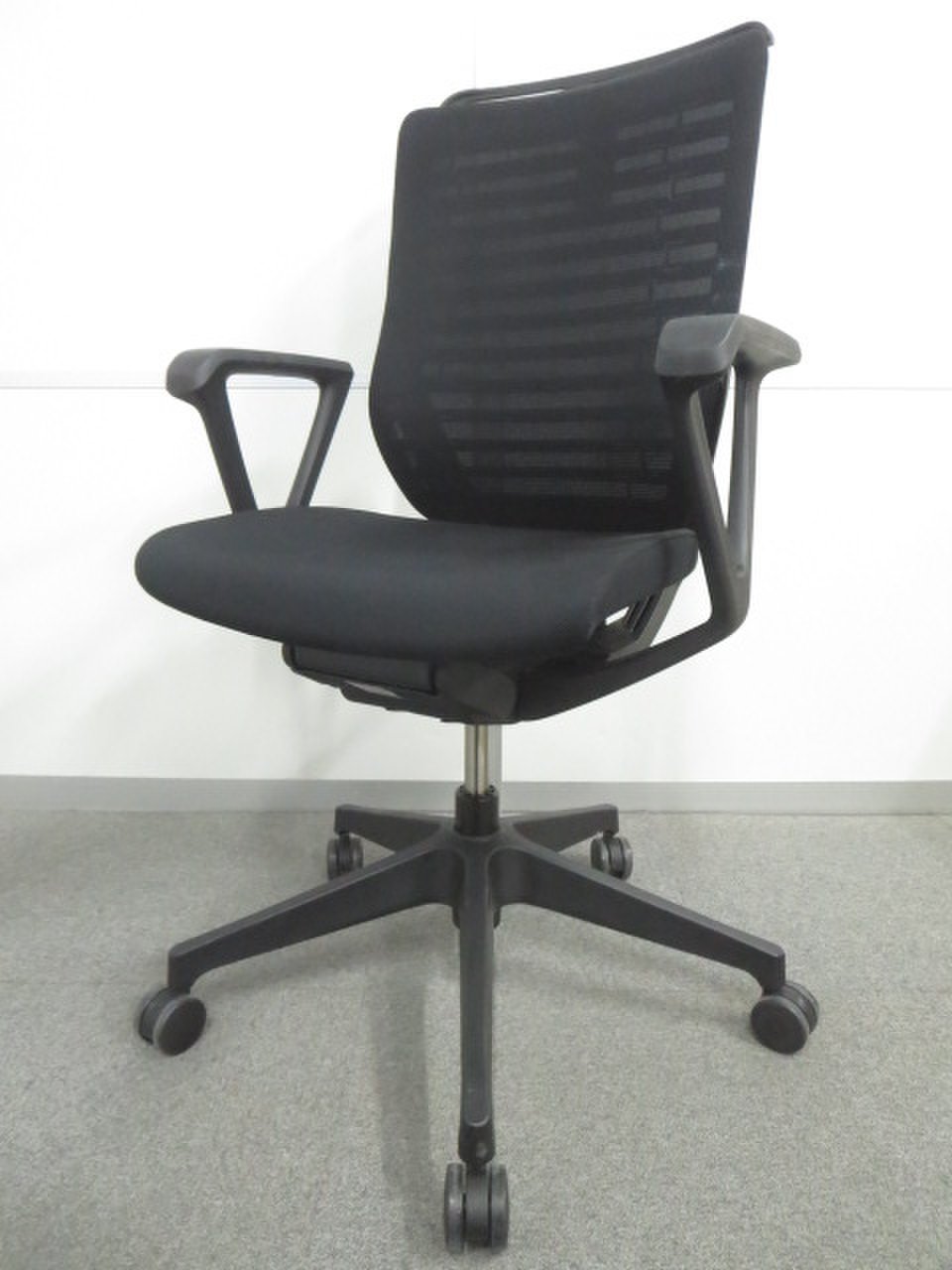 【メッシュ】イトーキ製　エピオスチェア　ハンガー付き【メッシュチェア】
                        エピオス 
                                    中古
            