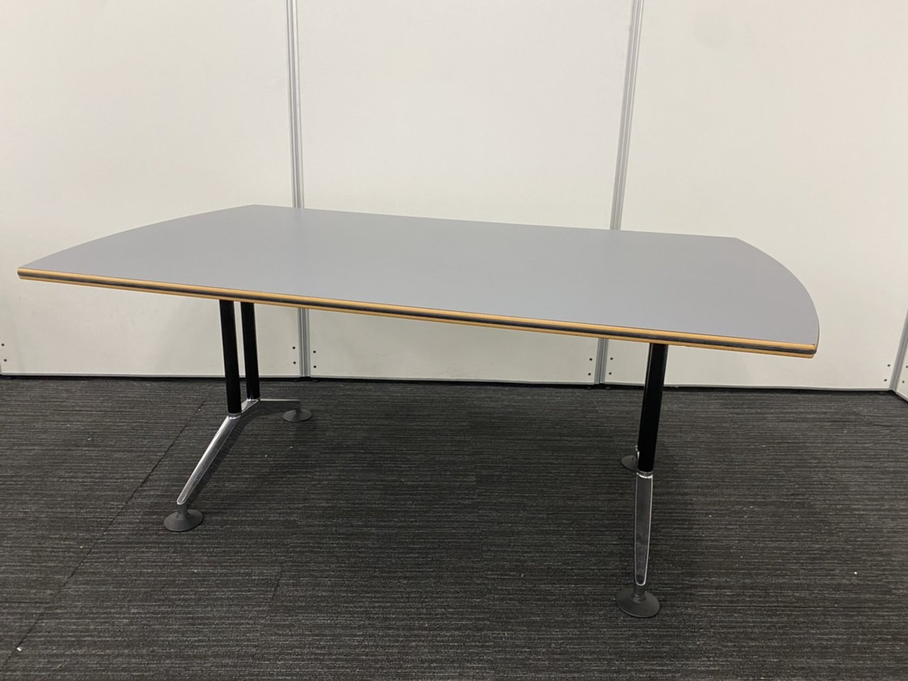 【デザイナーズ家具】wilkharn/Logon/ウィルクハーン/ロゴン
                        ロゴン 
                                    中古
            