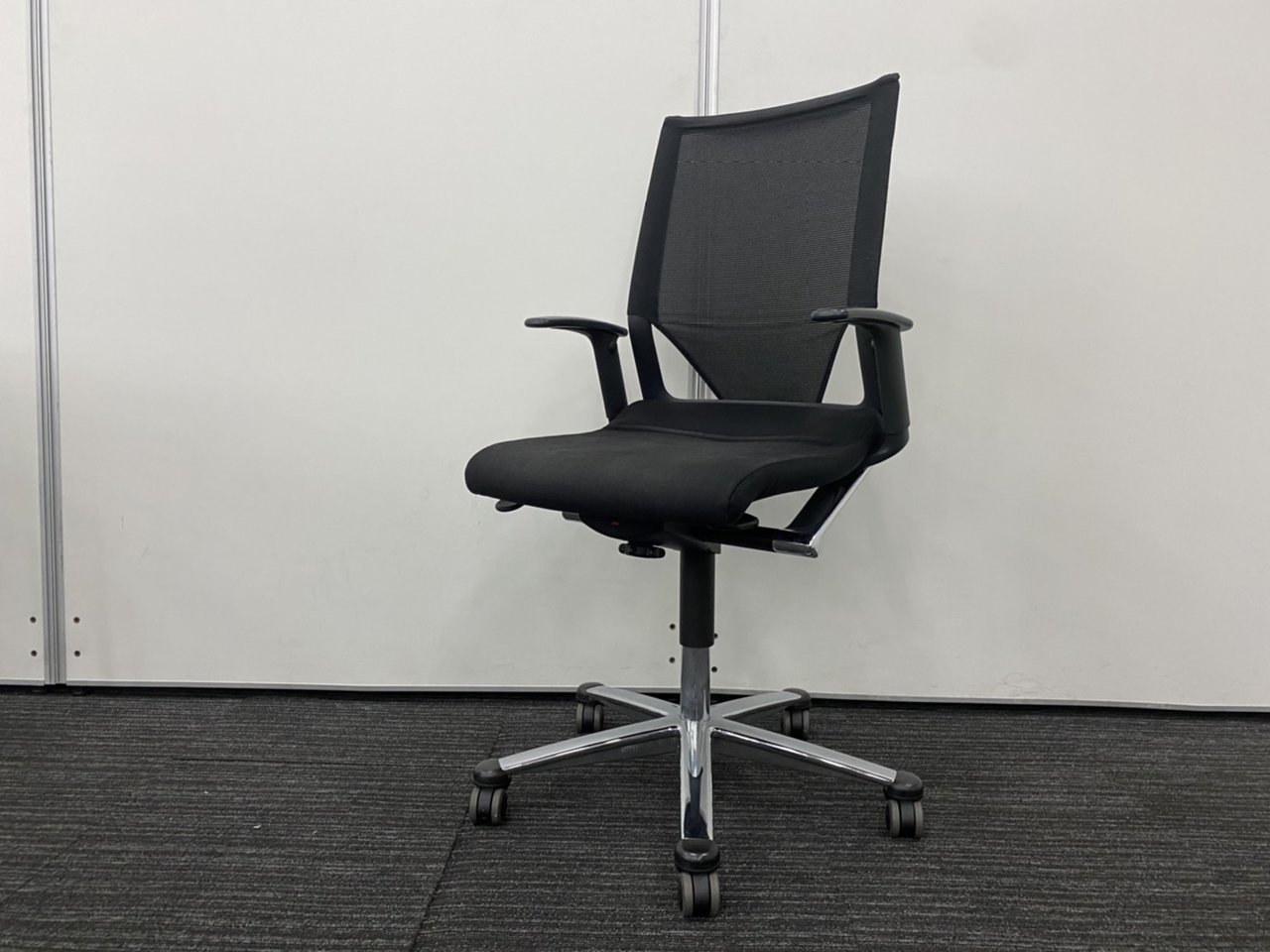 【デザイナーズ家具】ウィルクハーン/モダス/ポリッシュ脚/ゴムキャスター/固定肘
                        モダス 
                                    中古
            