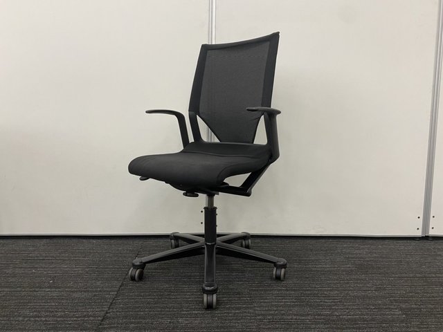 【中古】モダス   Wilkhahn（ウィルクハーン） 肘付ローバックチェア