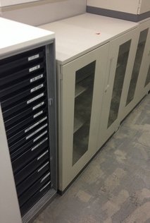 【希少品】コクヨ製　エディア　ガラス両開き書庫【扉をあけずに収納品を確認できます！】【シリンダー錠】