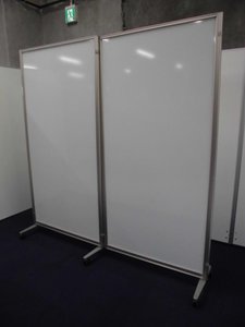 【2つ折りホワイトボード パーテーション】W1820×H1450｜キャスター付き