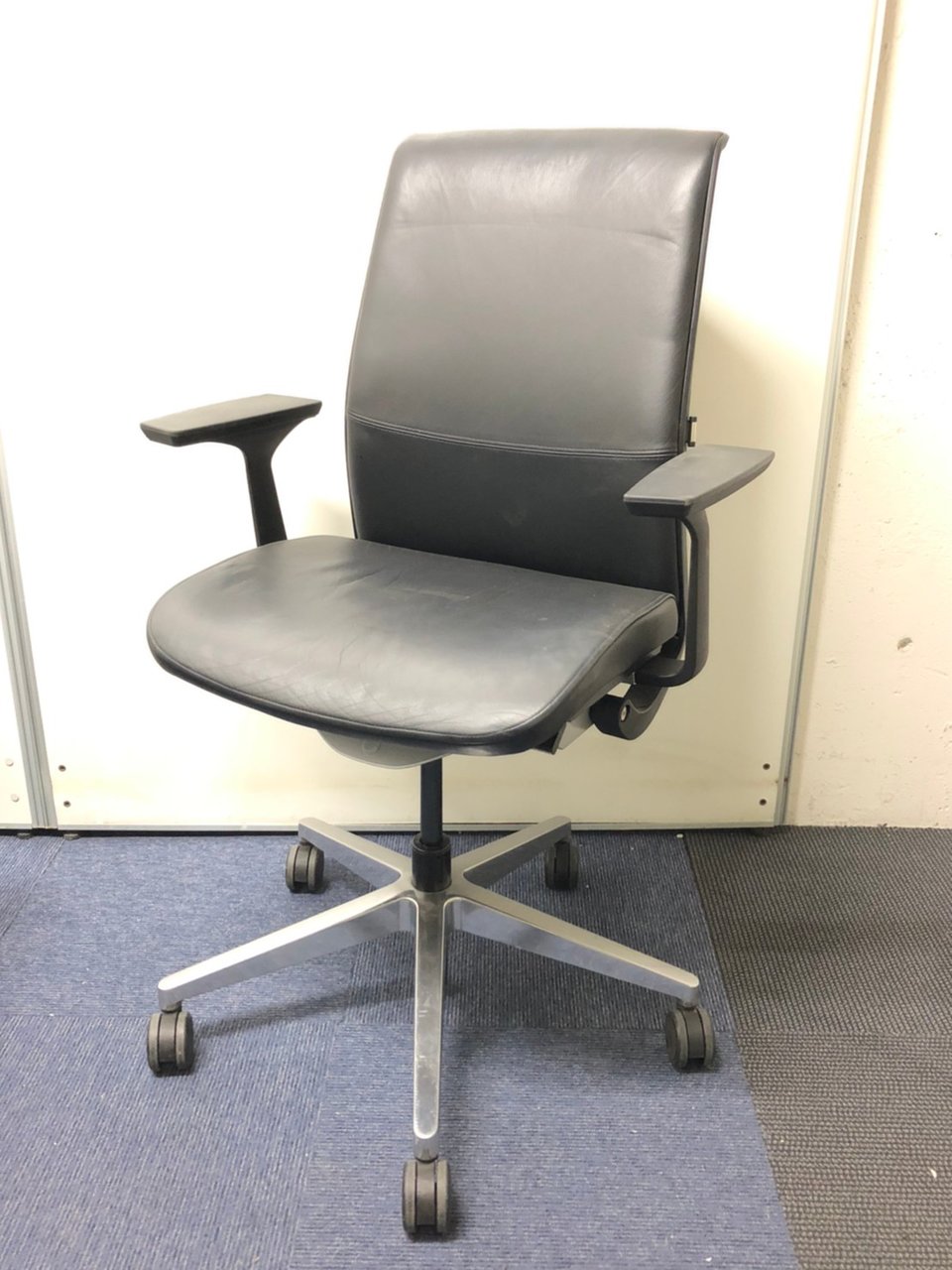 レア！高機能チェアのレザー生地。シンク２
                        シンクチェア（2015年以降モデル） 
                                    中古
            