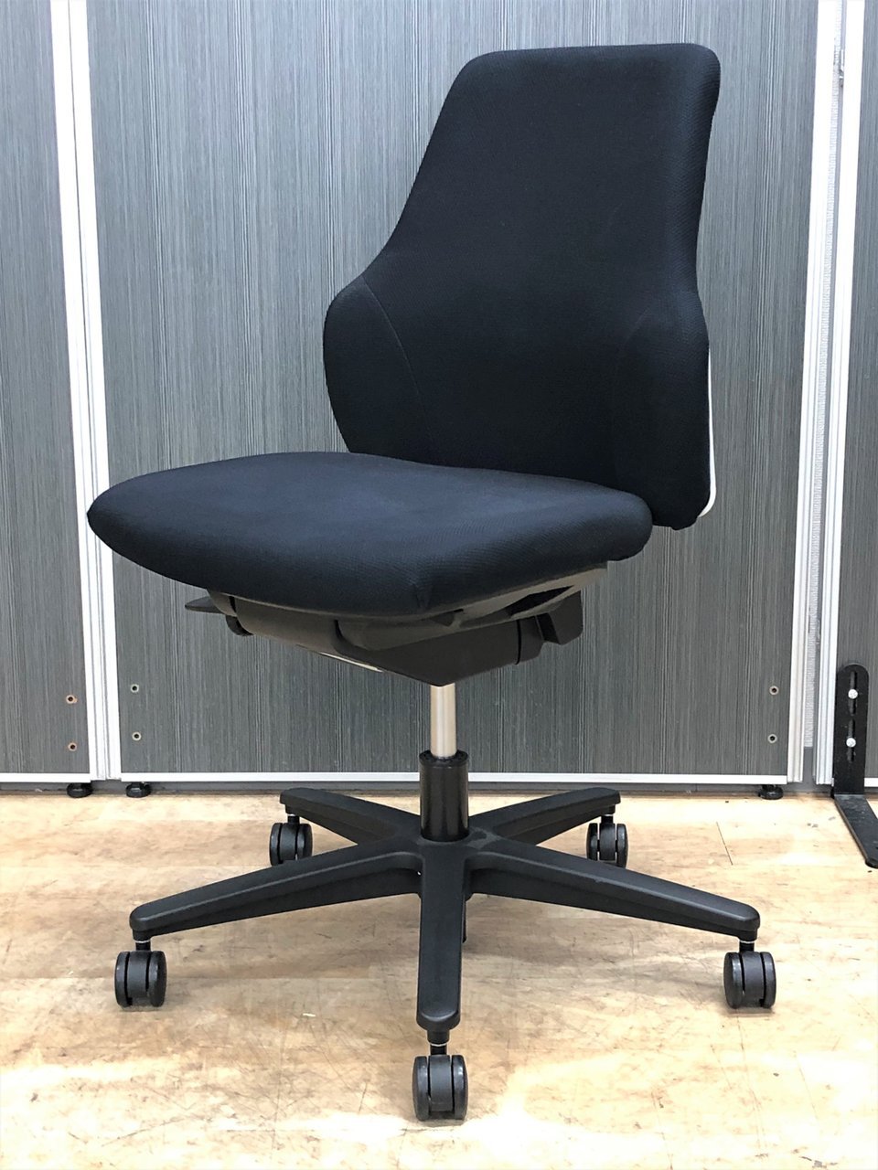 ゆったりとした座り心地！コンパクトなクッションチェア【中古】【オフィス家具】
                        グーフォ 
                                    中古
            