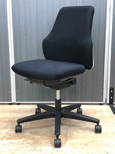 ゆったりとした座り心地！コンパクトなクッションチェア【中古】【オフィス家具】