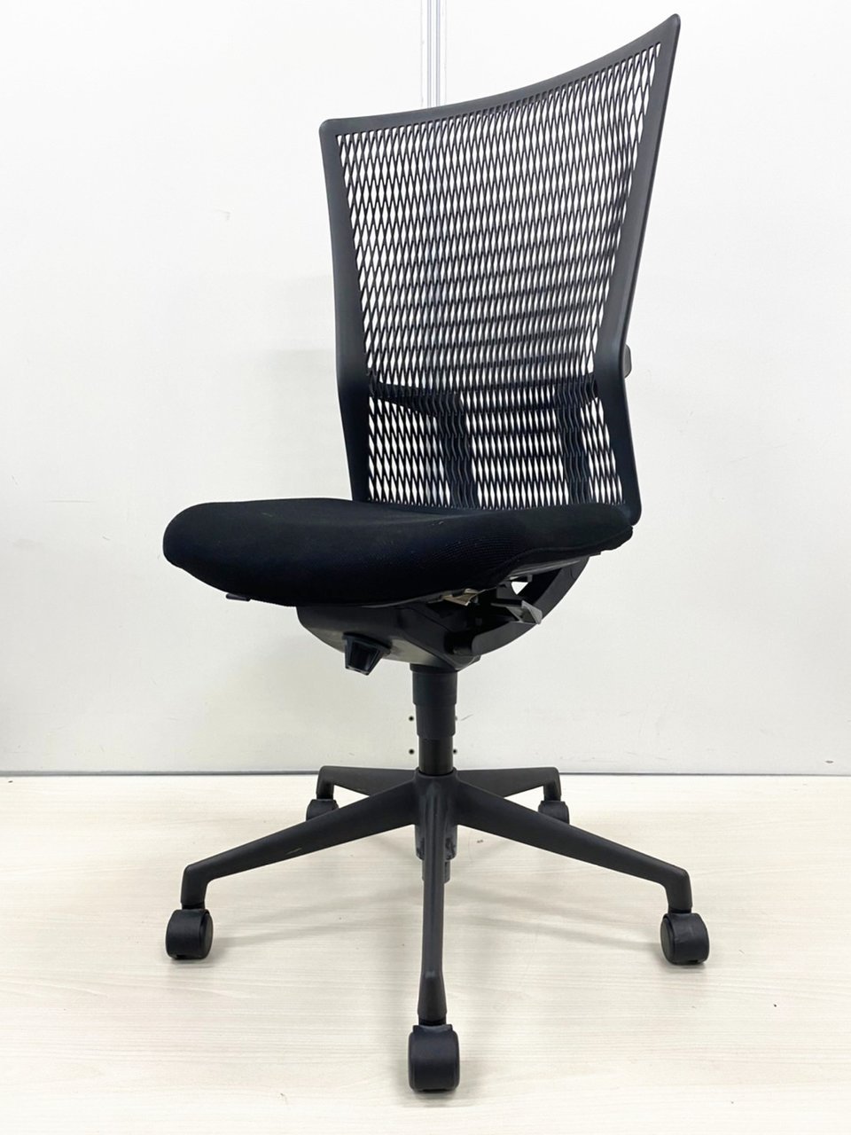 【訳あり特価品！】■ウチダ　アクトディアチェア　ブラック　※ハンガー外し跡あり
                        アクトディア 
                                    中古
            