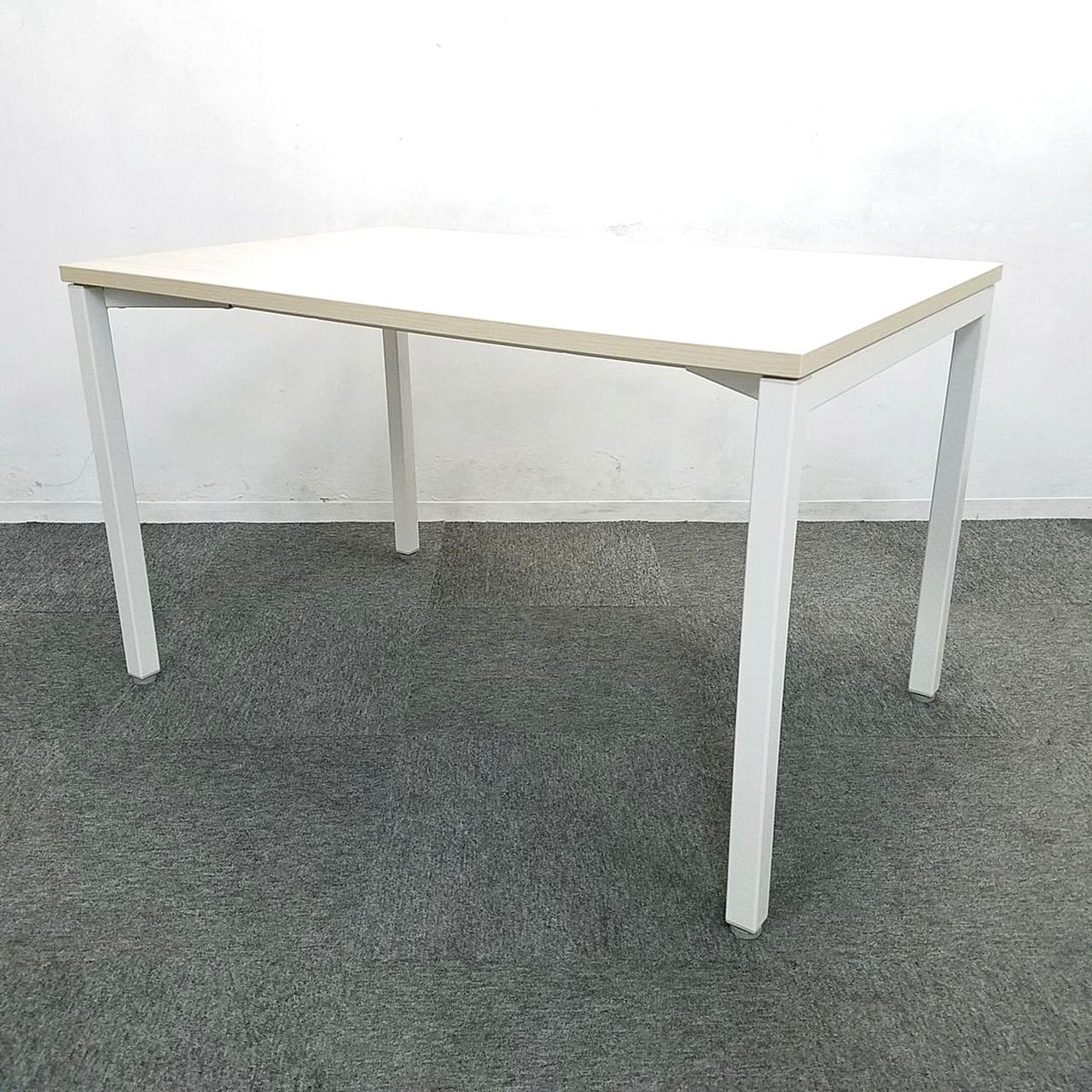 【人気の木目色】幅1200mm　内田洋行/ノティオ/4本脚タイプ◆2から4名様向け
                        ノティオ 
                                    中古
            