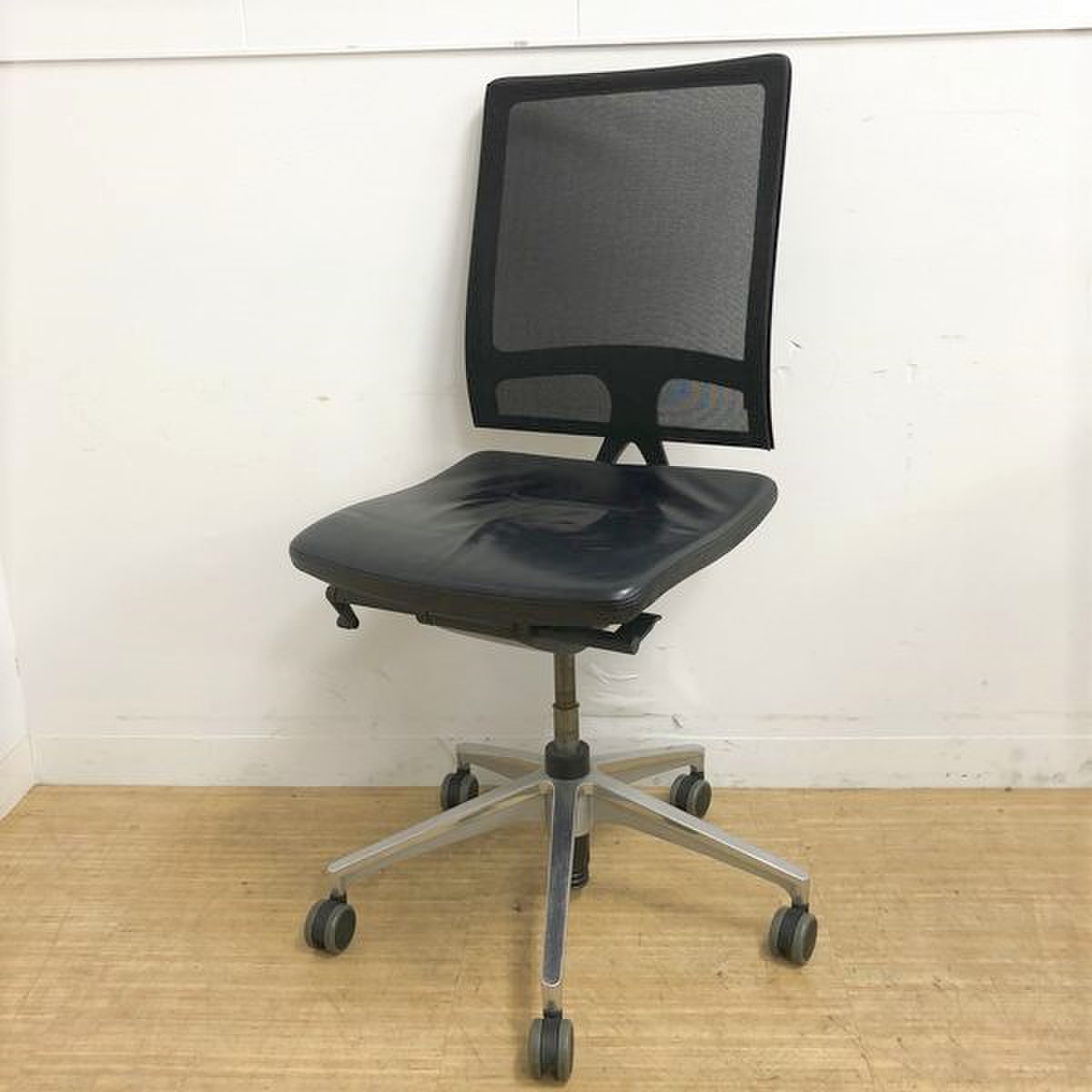 SEDUS(セダス)/OPEN MINS(オープンマインド)　アームレス　背メッシュ　座本革　【デザイナーズ家具】Mathias Seiler (マティアス・サイラー)
                        オープンマインド 
                                    中古
            