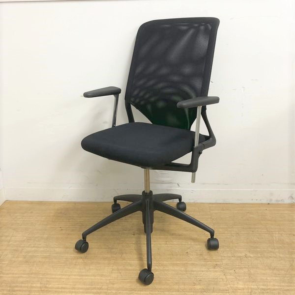 vitra(ヴィトラ)/MedaⅡ(メダⅡ)/デザイナー：アルベルト・メダ氏　【デザイナーズ家具】
                        メダⅡ 
                                    中古
            