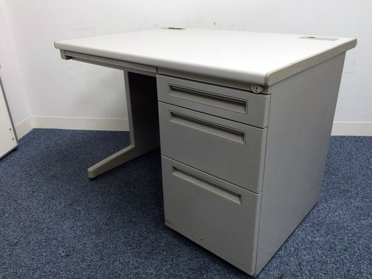 定番片袖机　ウチダ　フィード　※お写真はW1000のものです　※ペントレー・仕切りは付属しません
                        FEED 
                                    中古
            