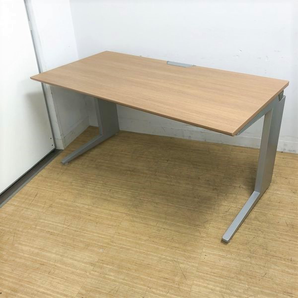 フリースタンディングデスク　オカムラ　プロユニット　W1400 　ネオウッドミディアム天板/シルバー脚
                        プロユニット 
                                    中古
            