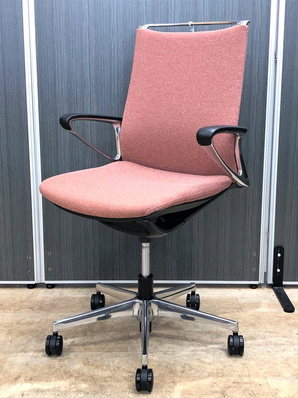 【脚入荷】インナーメッシュ構造で優しい座り心地を！【中古】【オフィス家具】【東京】【大阪】【愛知】【岐阜】【長野】【滋賀】
                        モード（アルミ脚） 
                                    新古品
            