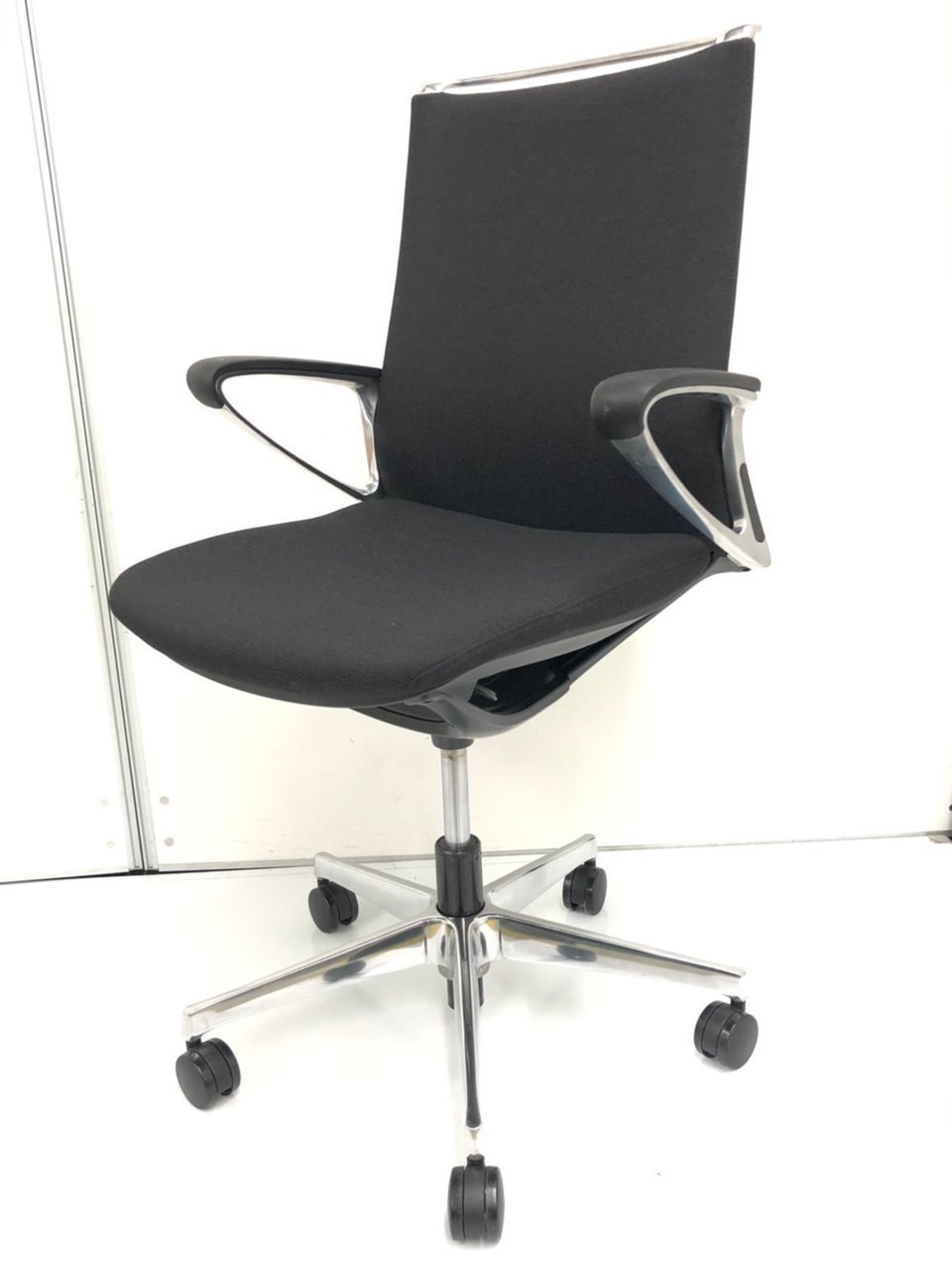 【オフィスにモダンさを】■オカムラ製モード（mode）　ダークグレー
                        モード（アルミ脚） 
                                    中古
            