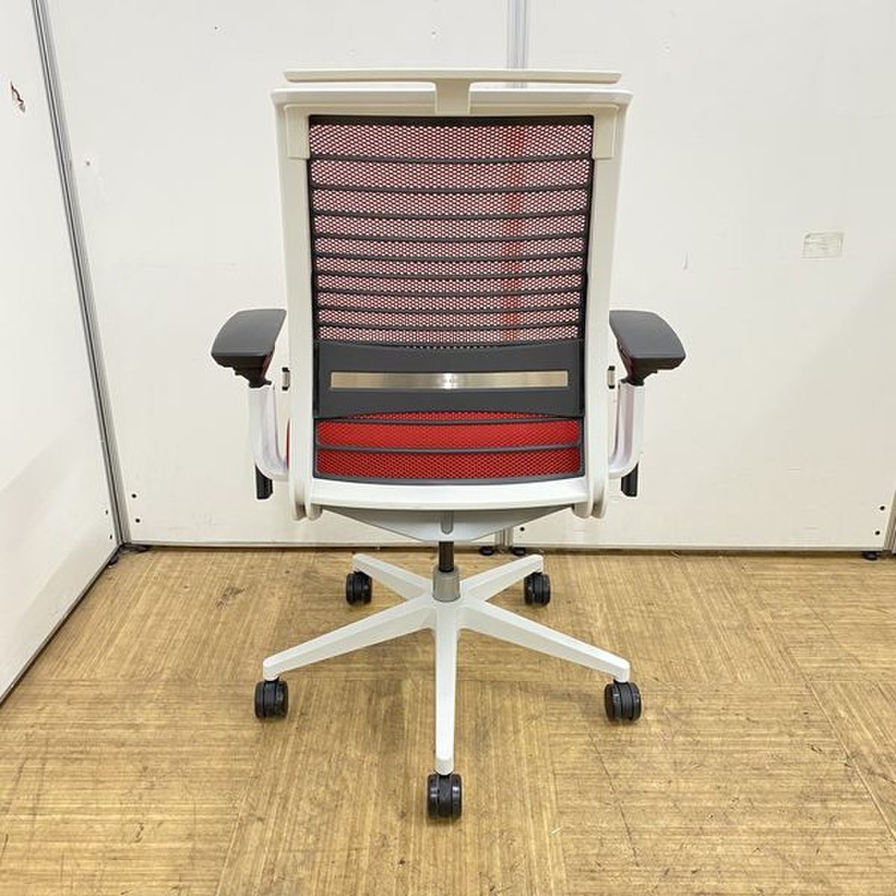 【背メッシュ×座クッション】スタイリッシュな座り心地抜群のチェア！■スチールケース■シンク2
                        シンクチェア（2015年以降モデル） 
                                    中古
            